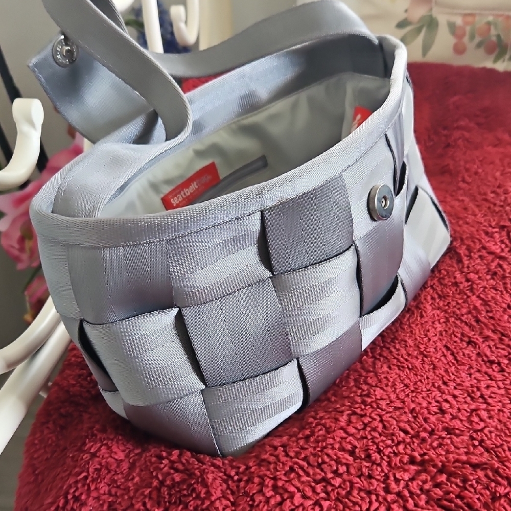 Elegant Silver Woven Clutch - Picture 3 of 5